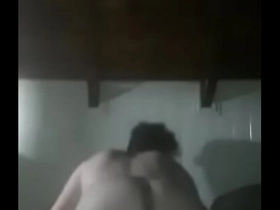 Putito culón pide verga meneando la cola y dándose nalgadas