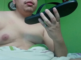 Lambendo toda a porra que eu gozei no chinelo ipanema preto de um jovem aqui do meu bairro. número do chinelo 41/42