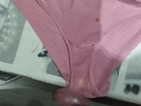 Corrida en bragas de mi mujer 102