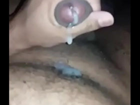 Gostoso pau duro batendo punheta e gozando